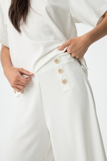 Pantalón fluido blanco de pierna ancha con aplicación de botones, Aethos - Imagen 2