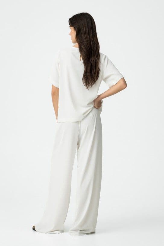Pantalón fluido blanco de pierna ancha con aplicación de botones, Aethos - Imagen 3