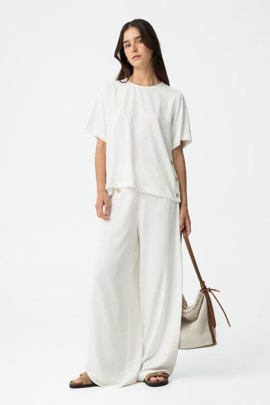 Pantalón fluido blanco de pierna ancha con aplicación de botones, Aethos - Imagen 4
