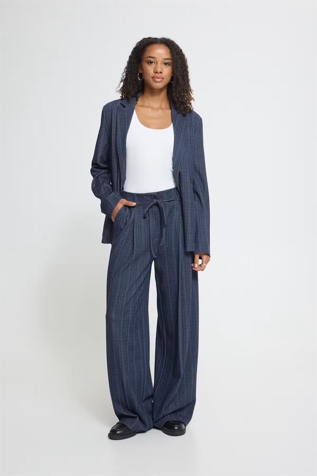 Pantalón Kate Pinelle de rayas diplomáticas y pierna ancha Ichi - azul marino - Imagen 1
