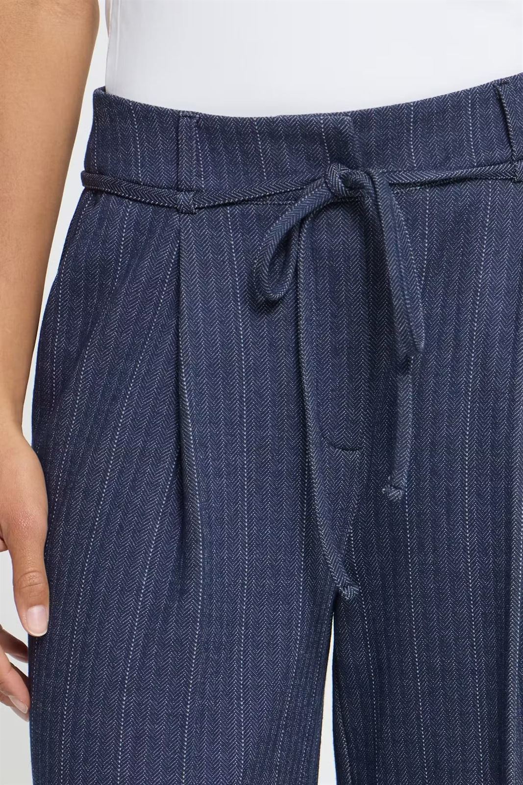 Pantalón Kate Pinelle de rayas diplomáticas y pierna ancha Ichi - azul marino - Imagen 3