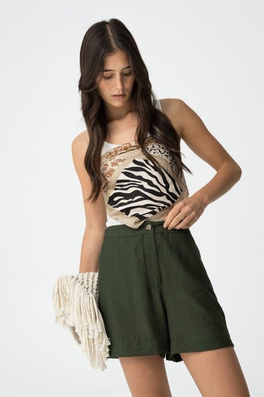 Pantalones verdes cortos clásicos de corte ajustado, Kim - Imagen 1