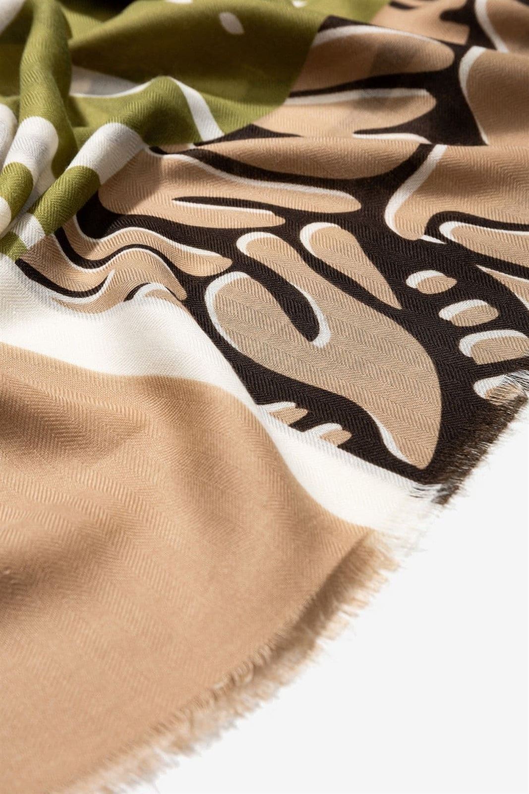 Pañuelo estampado camel y verde - Imagen 2