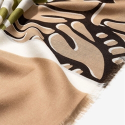 Pañuelo estampado camel y verde - Imagen 2