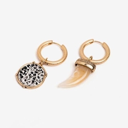 Pendientes dorados asimétricos, medalla y diente - Imagen 2